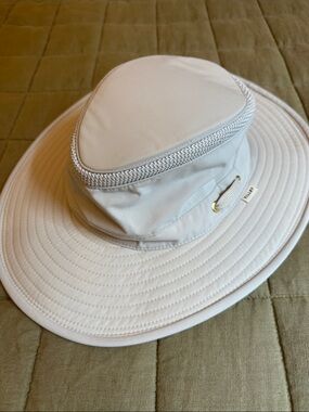 7 1/4” M Light Cream Tilley Airflo sun hat